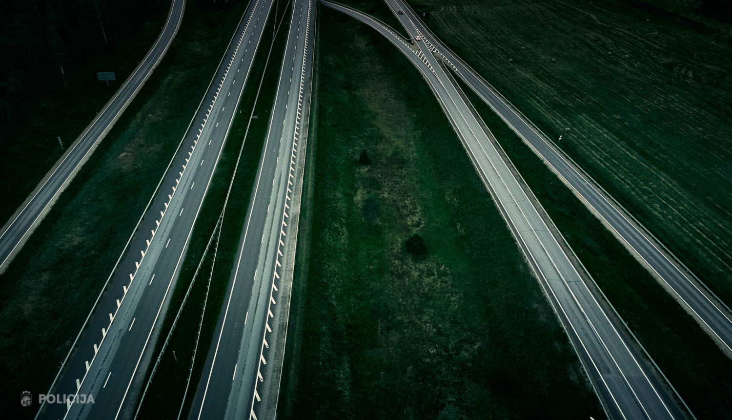 ilustratīvs foto ar lielceļa skatu no augšas