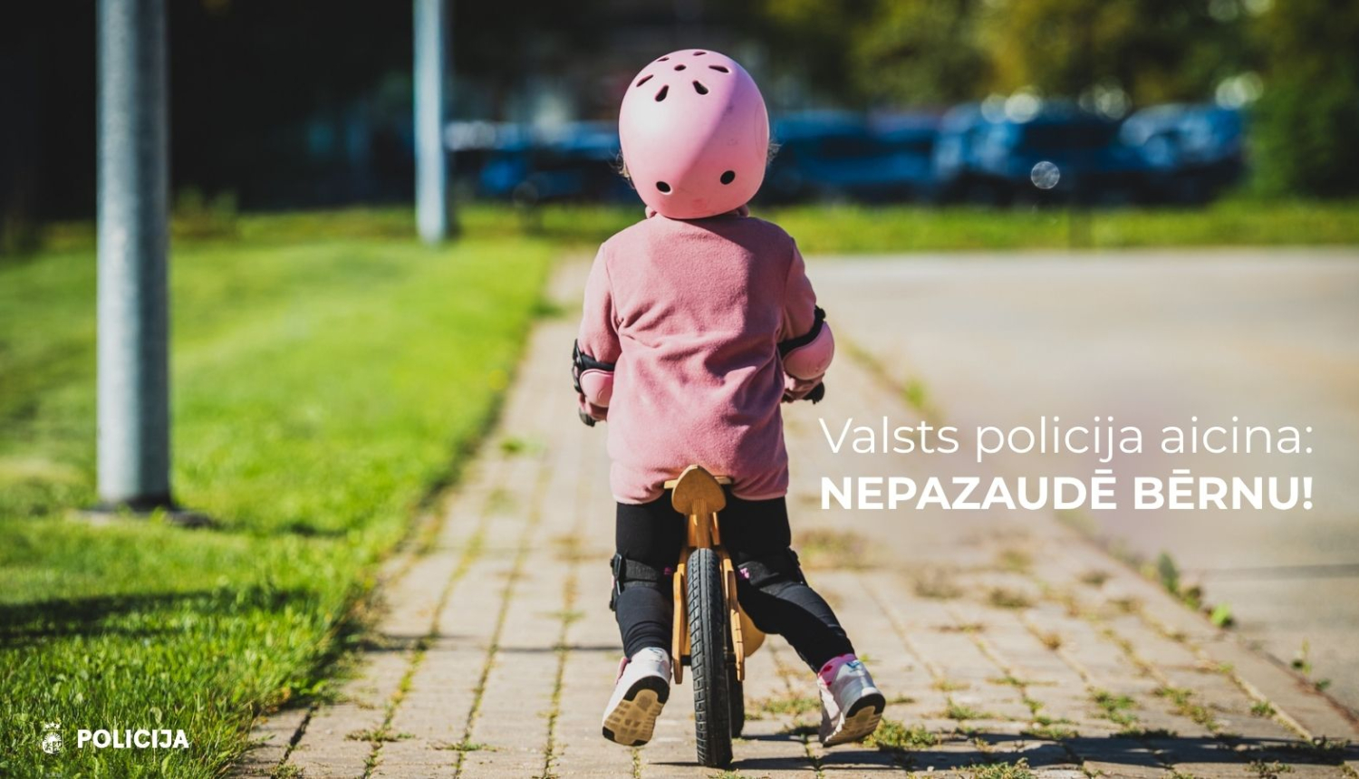 bērns uz skrejriteņa brauc pa ietvi