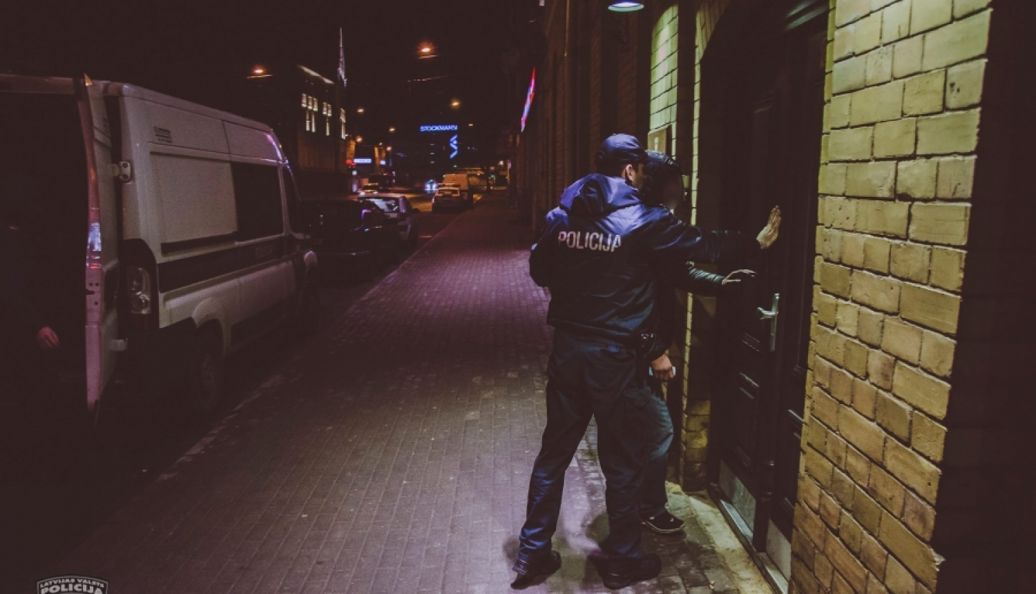 Par Rīgas Centrāltirgus apkaimē izdarītu laupīšanu aizturējām divas personas