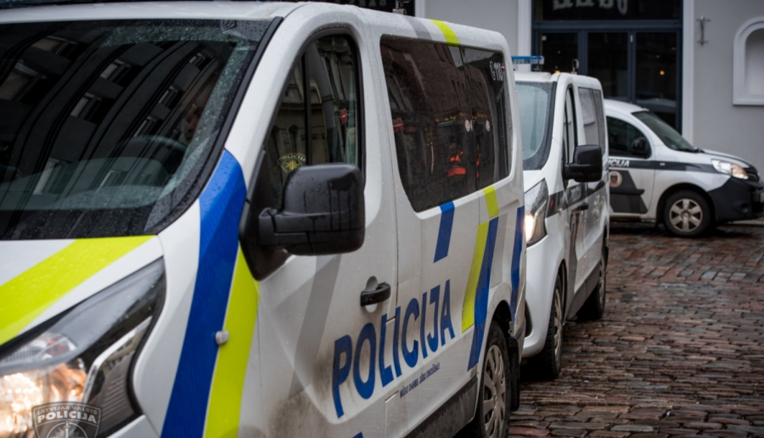 Purvciemā par riepu pārduršanu trīs policijas dienesta automašīnām aizturēts vīrietis