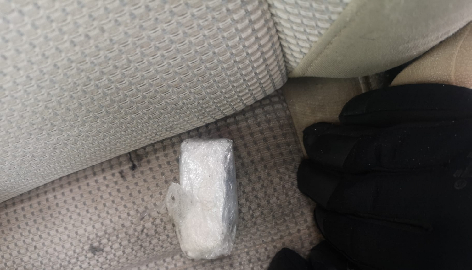 Pelēks sainītis, iespējams, narkotiskās vielas uz automašīnas aizmugurējā sēdēkļa