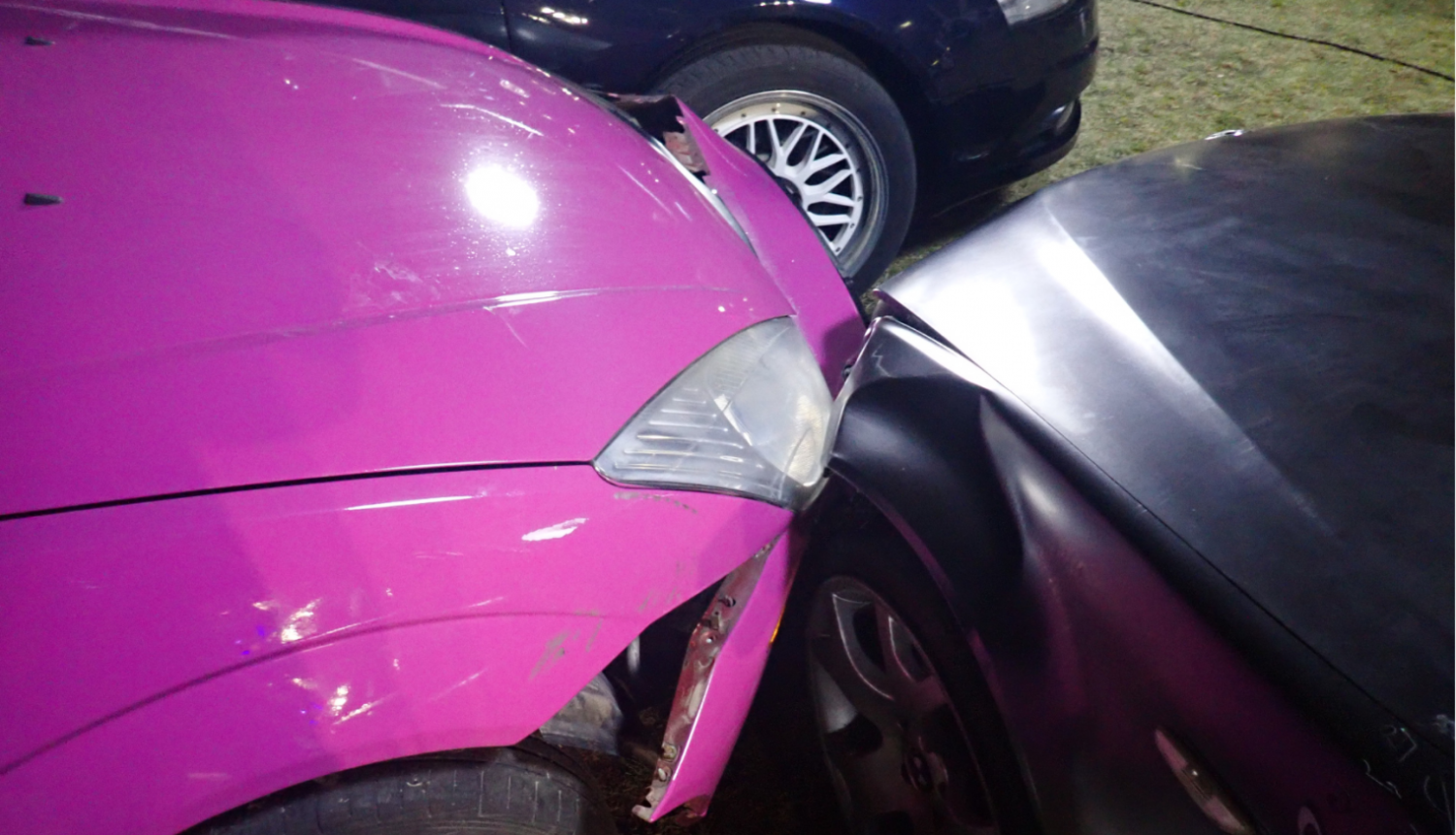 Trīs automašīnu sadursme, redzami bojāti motora pārsegi