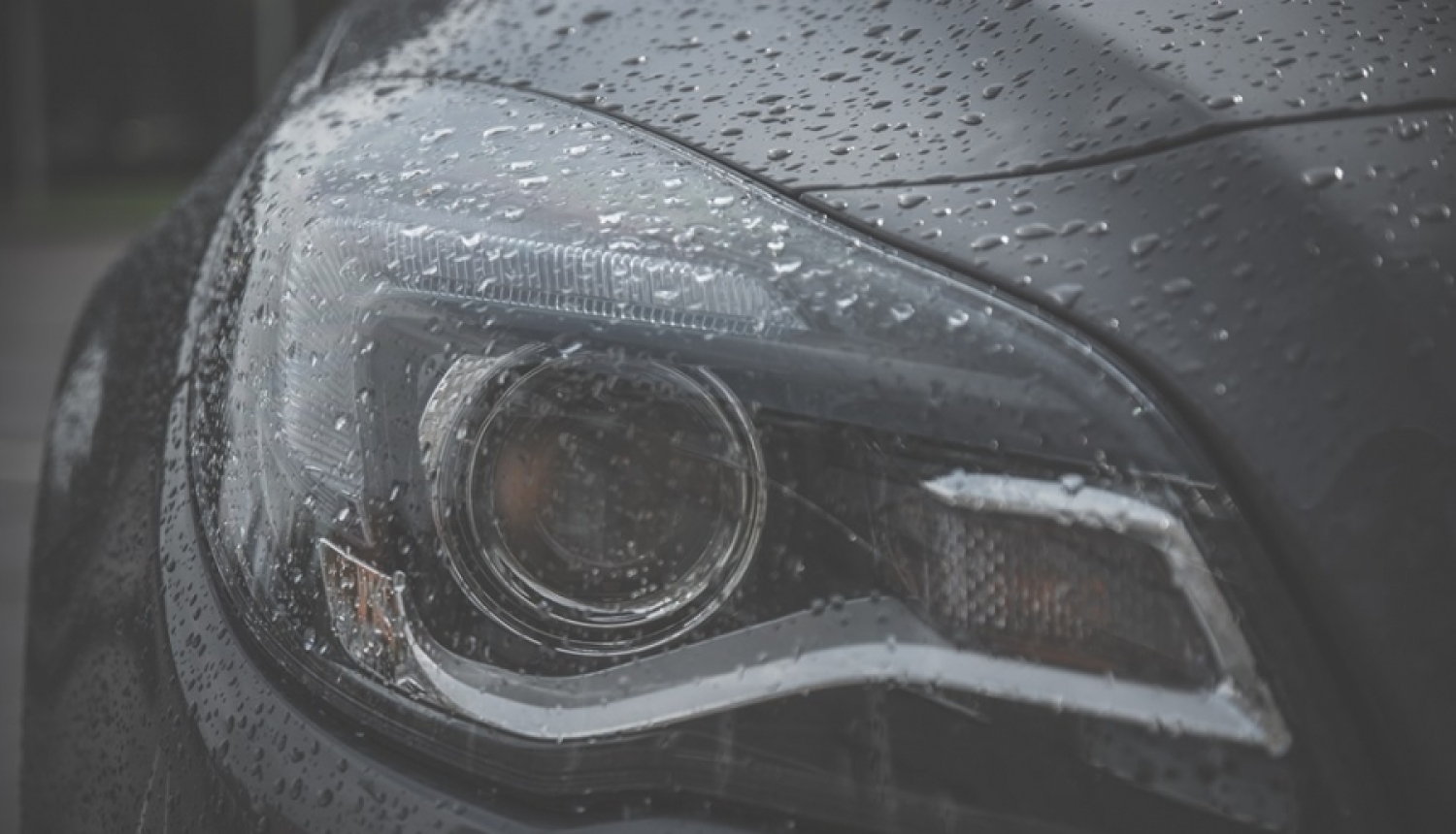 Policija atklāj automašīnu lukturu zādzību sēriju Pārdaugavā