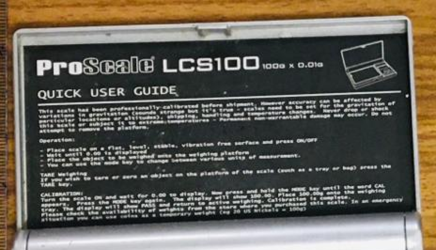 Elektroniskie svariņi un divas paciņas ar baltu pulverveida vielu iekšā