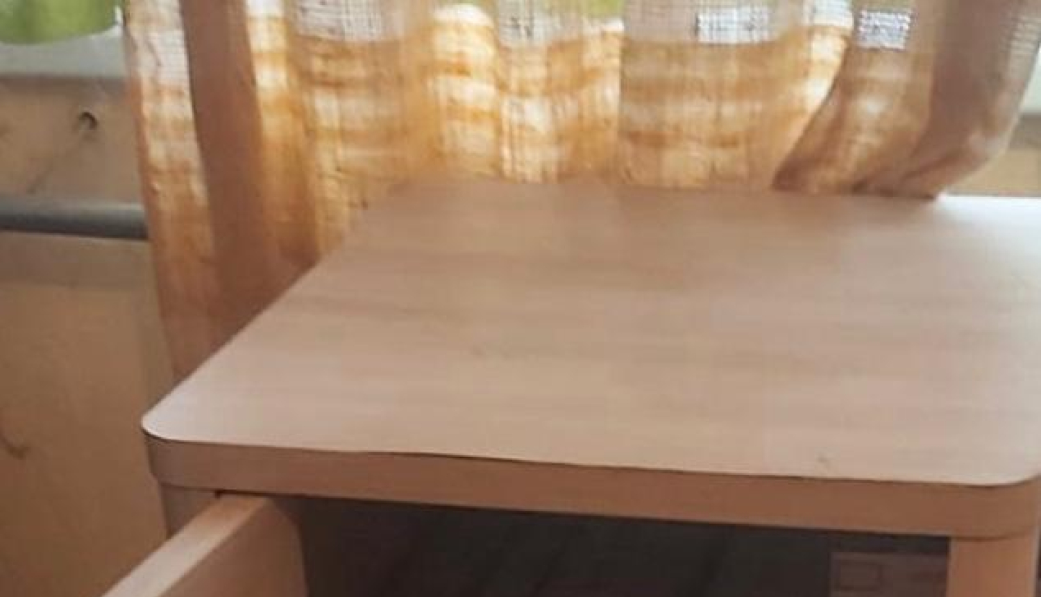 Skapītis ar atvērtām durvīm, iekšā redzami vairāki cigarešu bloki