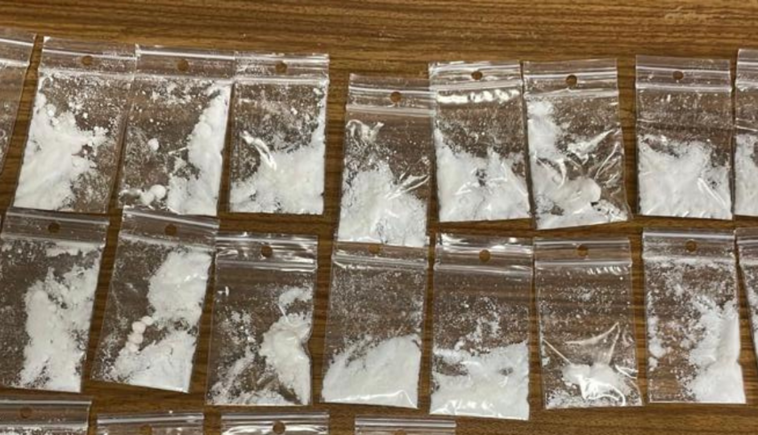 Caurspīdīgos plastikāta maisiņos balta pulverveida viela