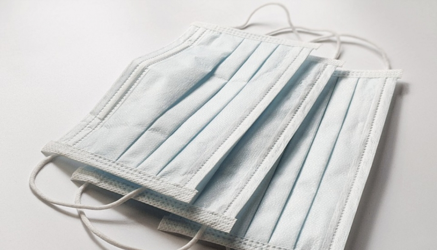 Par neeksistējošu medicīnisko masku un dezinfekcijas līdzekļu tirgošanu aiztur sievieti