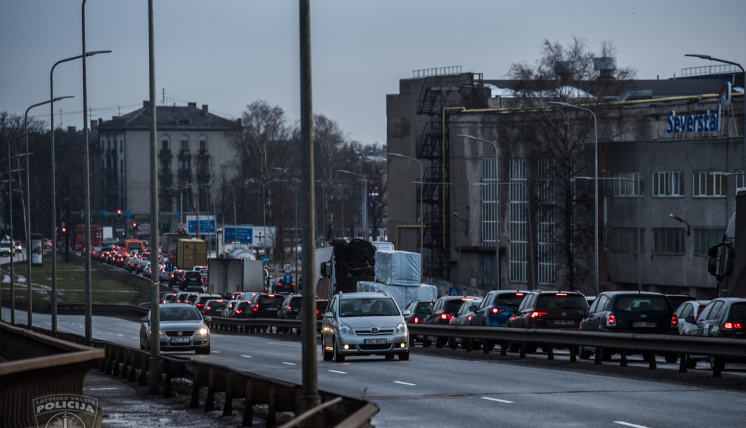 automašīnas brauc pa ceļu; ceļu satiksme 