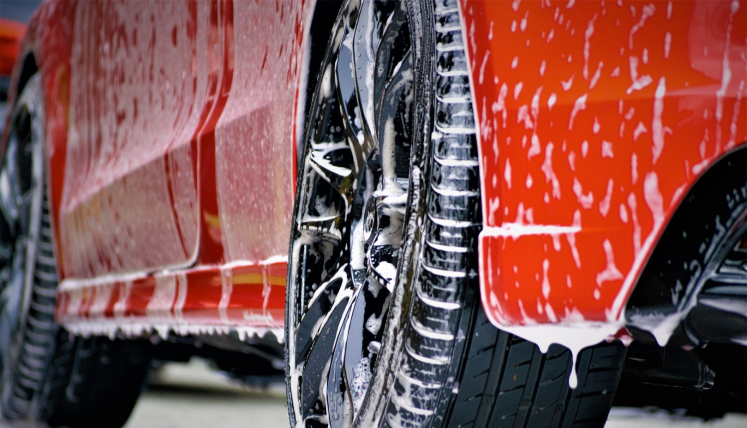 Sarkana automašīna ar ziepju putām