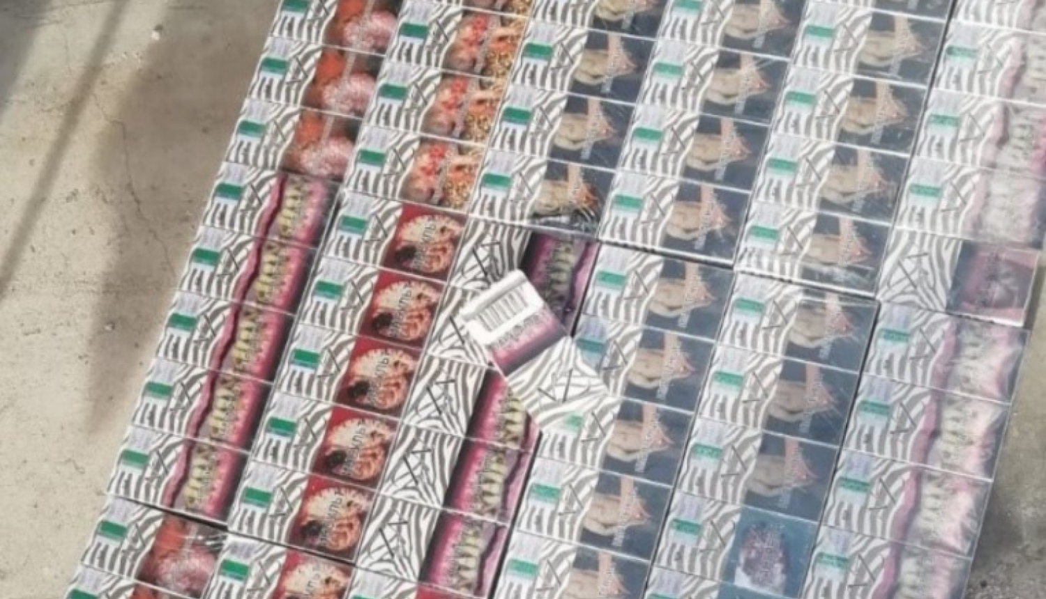 Cigarešu paciņas uz zemes