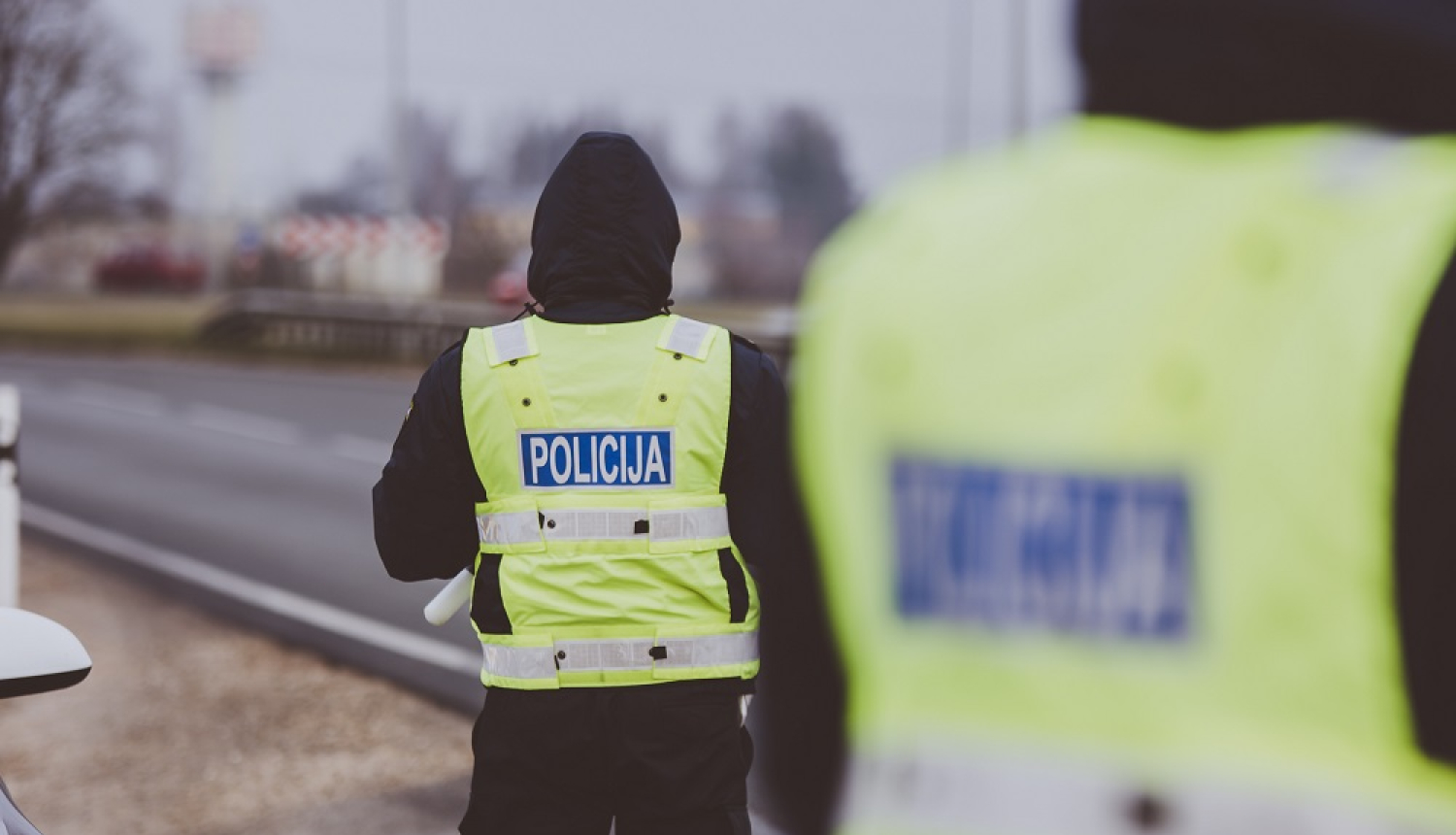 Ceļu policisti kontrolē satiksmi