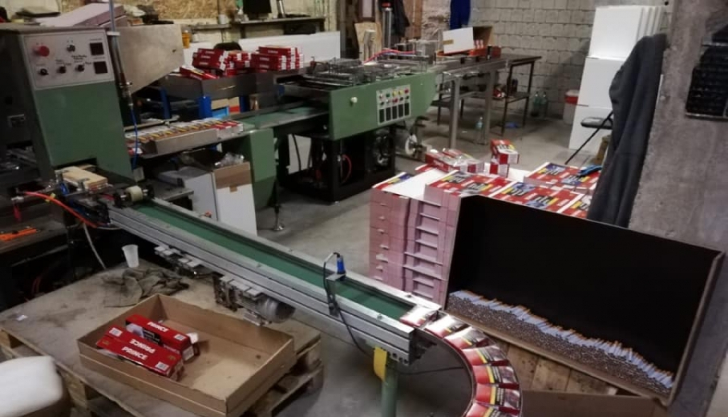 Valsts policija Jelgavas novadā konstatē vienu no lielākajām nelegālo cigarešu ražotnēm valsts vēsturē