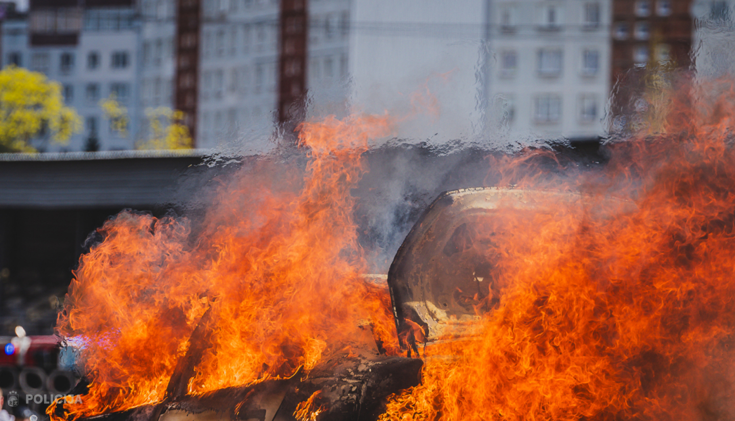 degoša mašīna pilsētā
