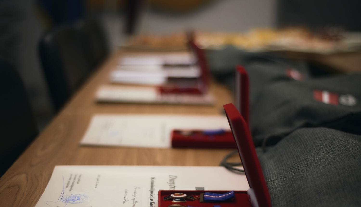 Valsts policija par nozīmīgu sadarbību noziedzības apkarošanā apbalvo Ukrainas policijas un Eurojust pārstāvjus