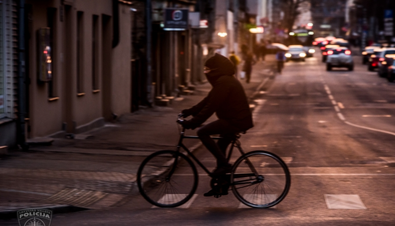 Kāpņu telpā novietots velosipēds kļūst par vilinājumu zaglim: Juglā aizturēts garnadzis