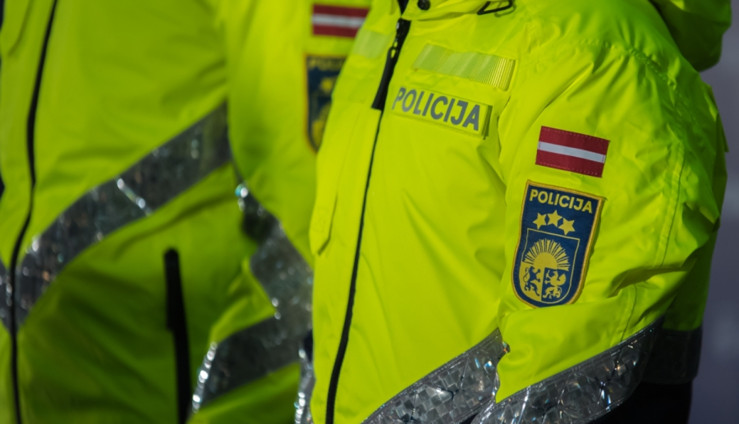 Administratīvā kārtībā aizturēts vīrietis, kurš stiprā alkohola reibumā pa Rīgas ielām staigājis ar gāzes ieroci rokās