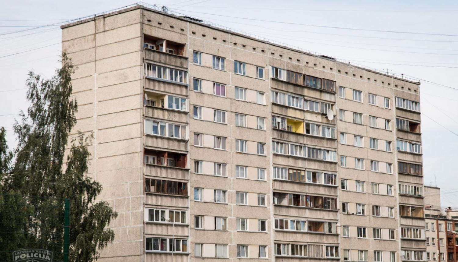 Rīgā aizdomās turētais pēc dzīvokļa aplaupīšanas izlec no piektā stāva un aizbēg