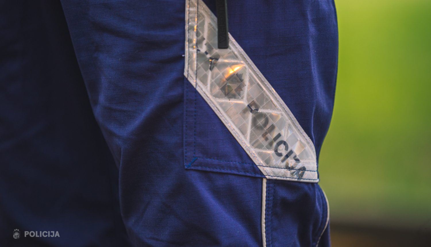 Policijas formas bikšu kabata ar atstarojošu elementu.