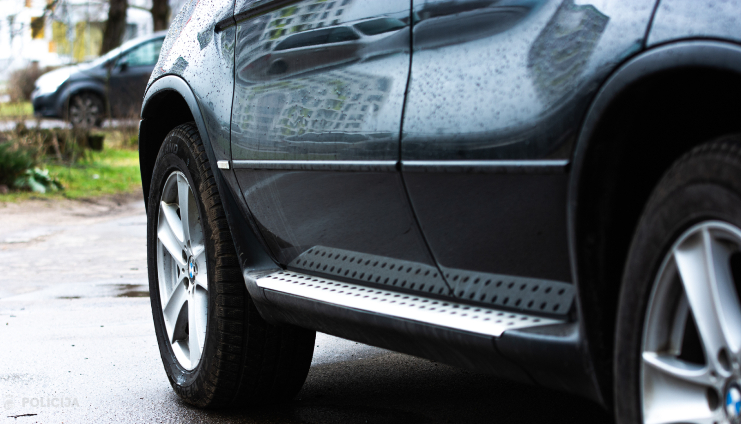 mašīnas riteņi lietū