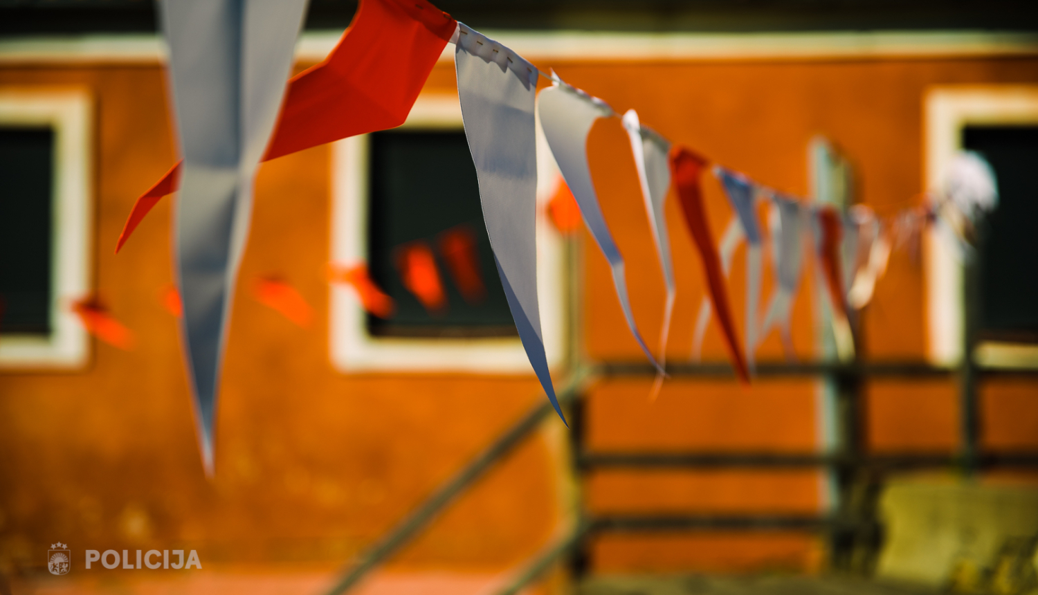 virtenes tuvplāns, kas izstiepts gar ēku fonā