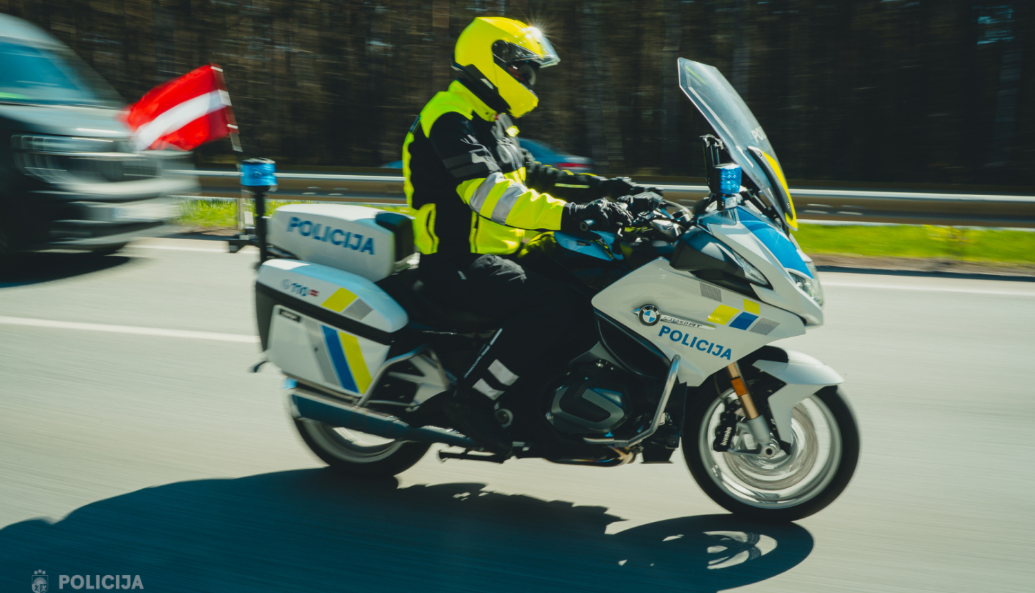 policists uz motocikla
