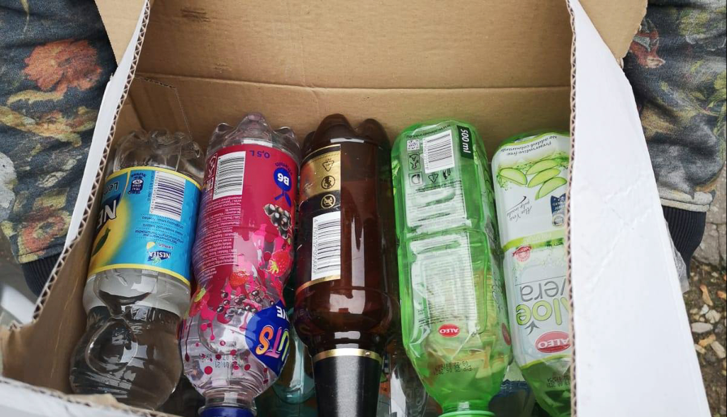 Kaste ar alkohola pudelēm