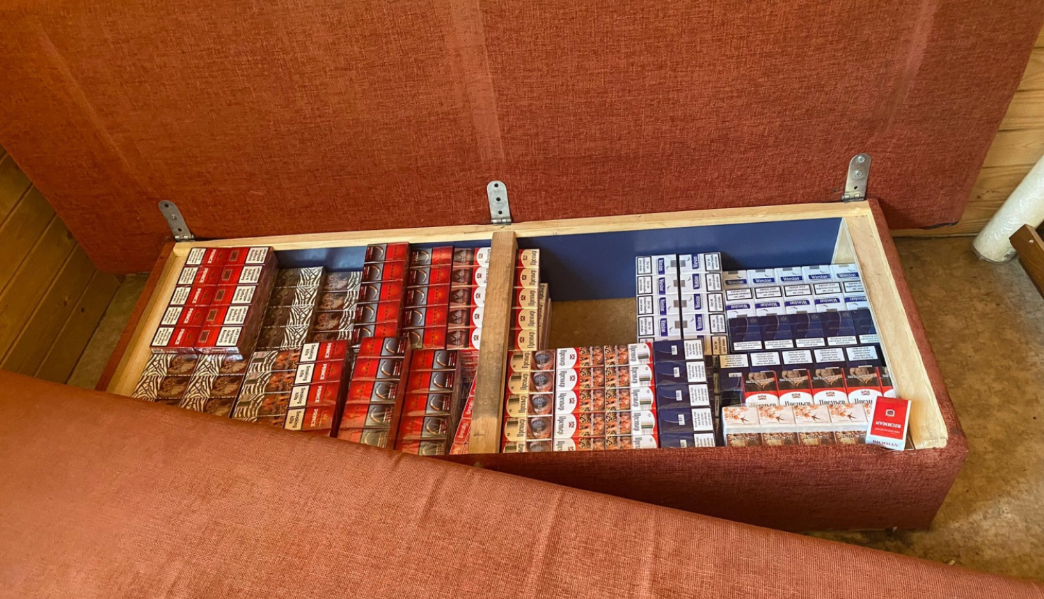 Cigaretes paslēptas dīvānā