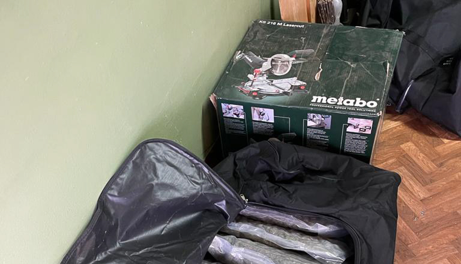 Rīgā pie narkodīlera atrasti 13 kilogrami marihuānas