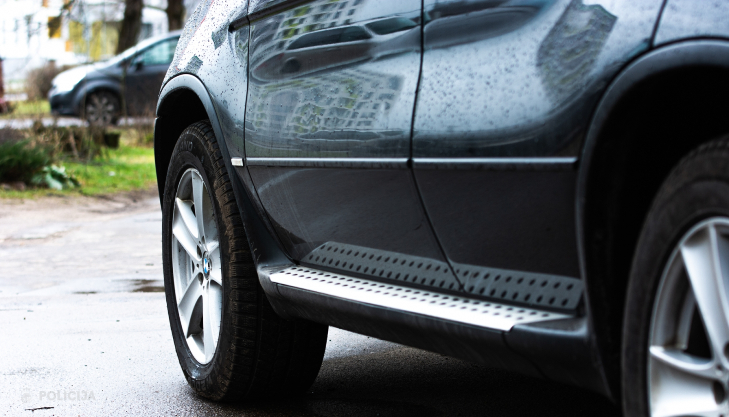 Automašīna un riepas