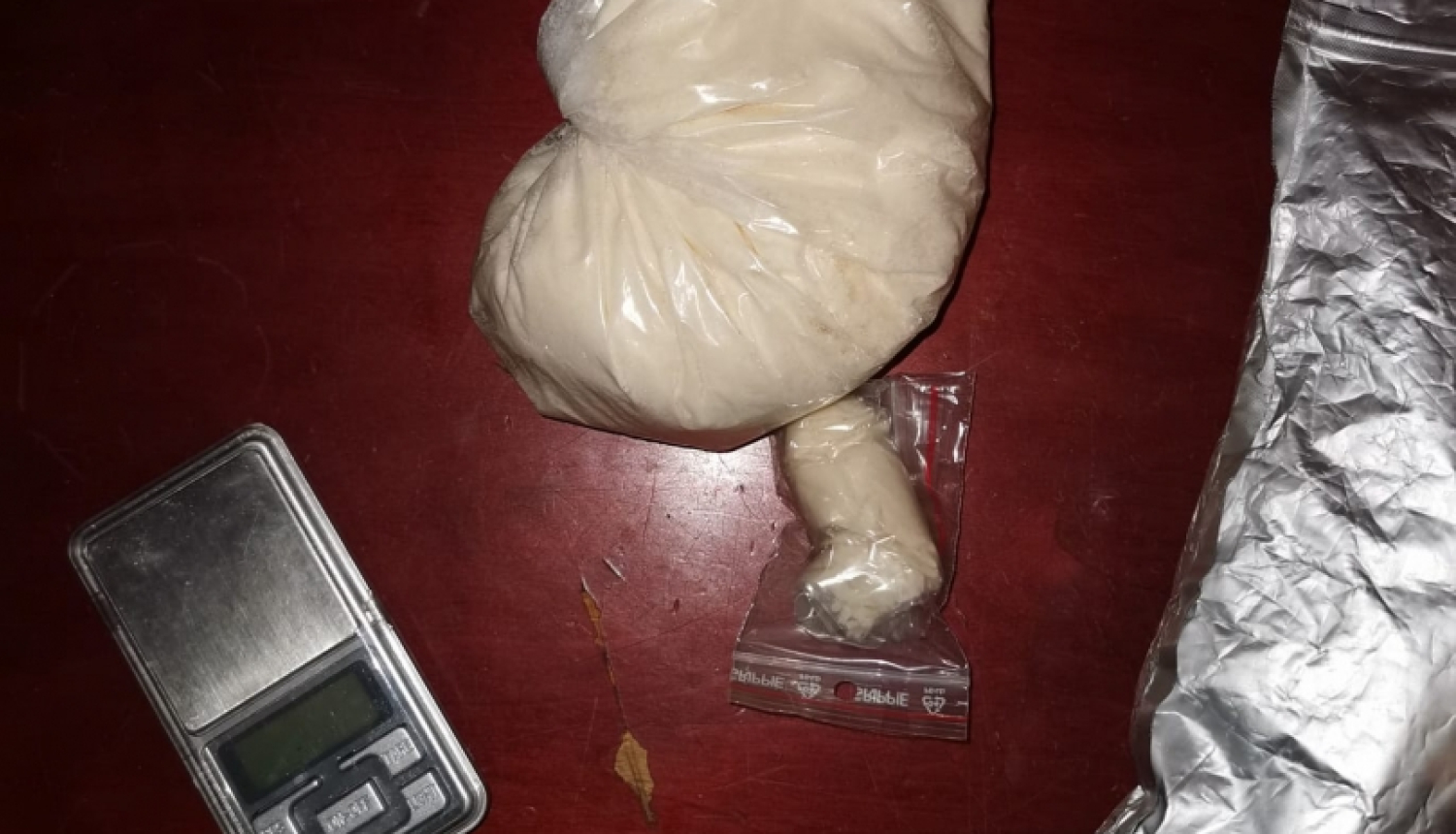 Izņemtas narkotikas un šaujamieroči – Valsts policija Rīgā aiztur organizētu grupu