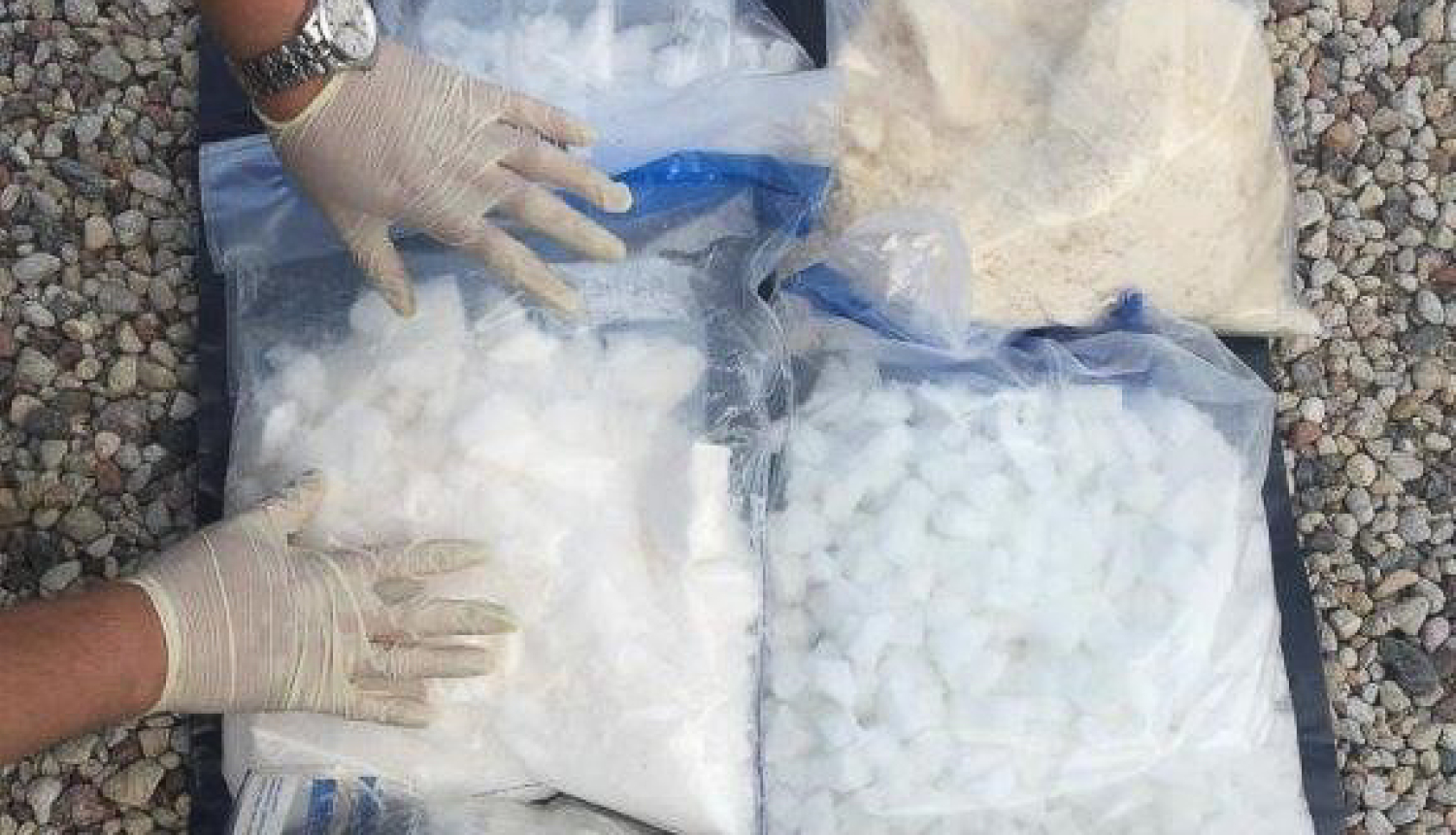 Narkotikas, sapakotas plastmasas maisiņos, novietas uz grīdas