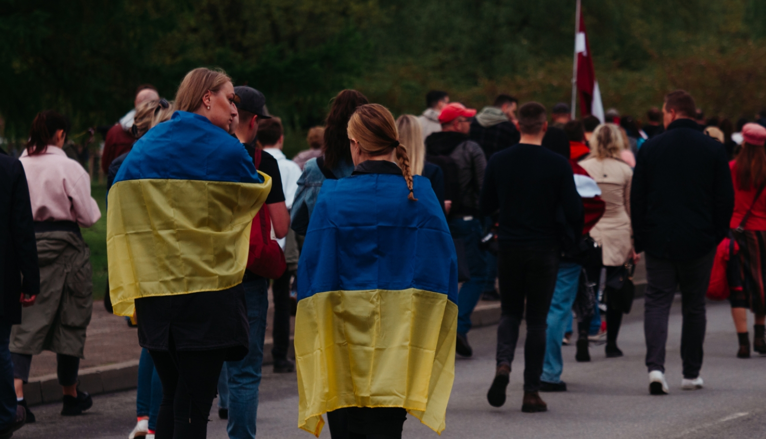 Divas sievietes ar UA karogiem