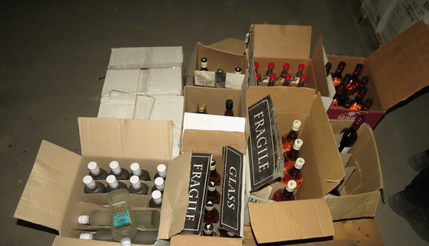 Atvērtas kastes ar alkohola pudelēm