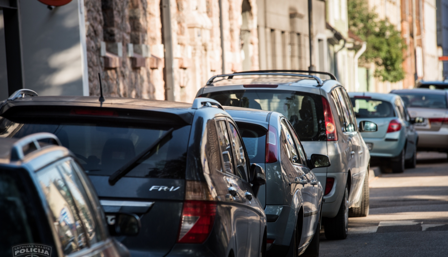 Uz ielas stāvošas automašīnas