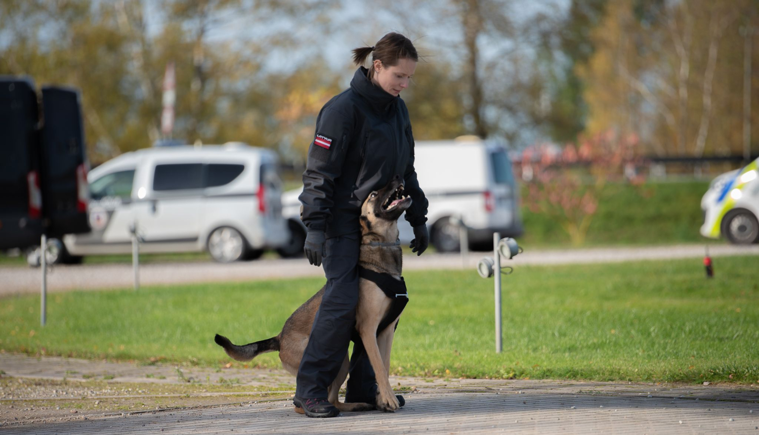 Kinologa un dienesta suņa paraugdemonstrējums 