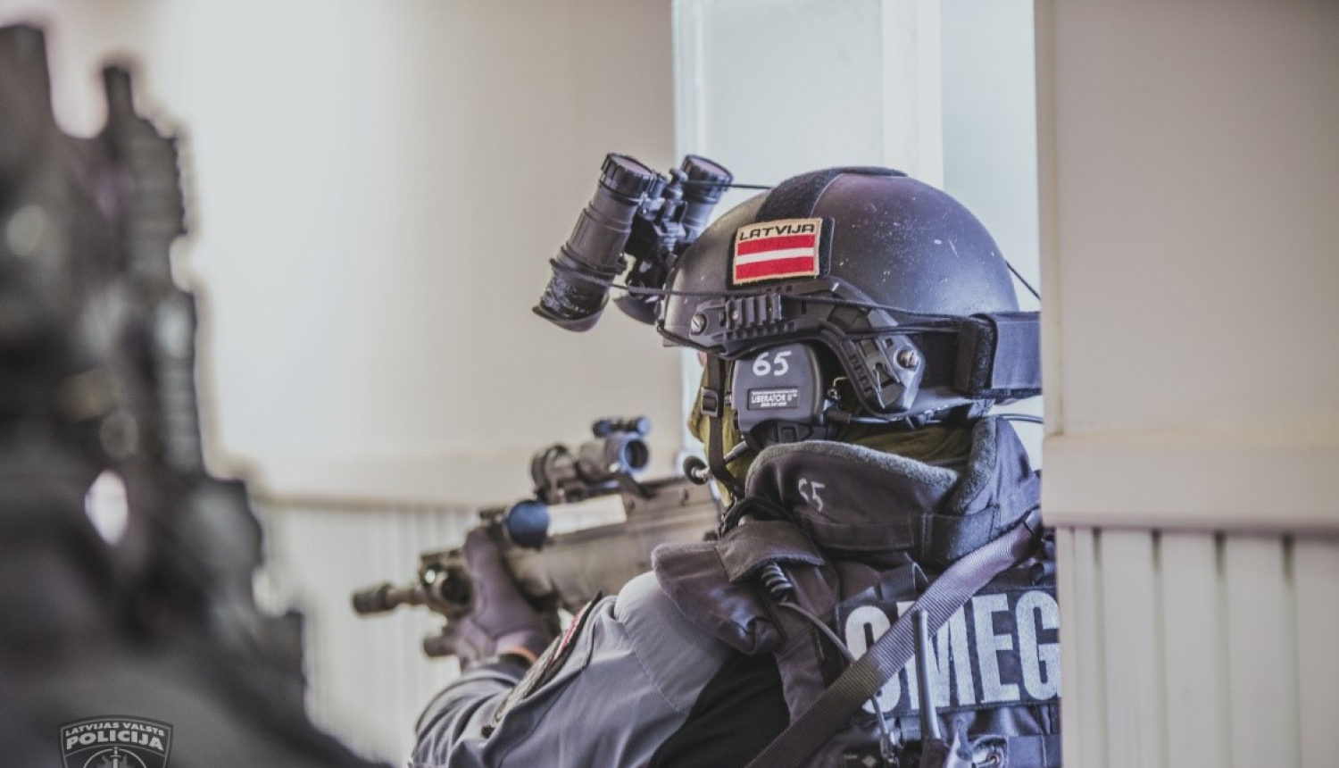 Valsts policijas pretterorisma vienības "OMEGA" pretendents pilnā ekipējumā
