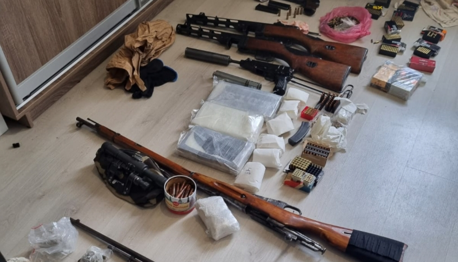 Kratīšanu laikā likumsargi konstatēja un atsavināja kopumā 3,550 kilogramu kokaīna, tāpat atsavinātas kaujas granātas, šaujamieročiem līdzīgi priekšmeti un patronas. 