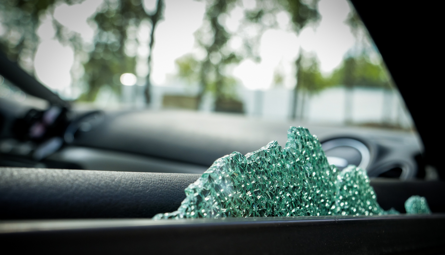 Automašīnas sānu durvis tuvplānā, redzams izsists loga stikls