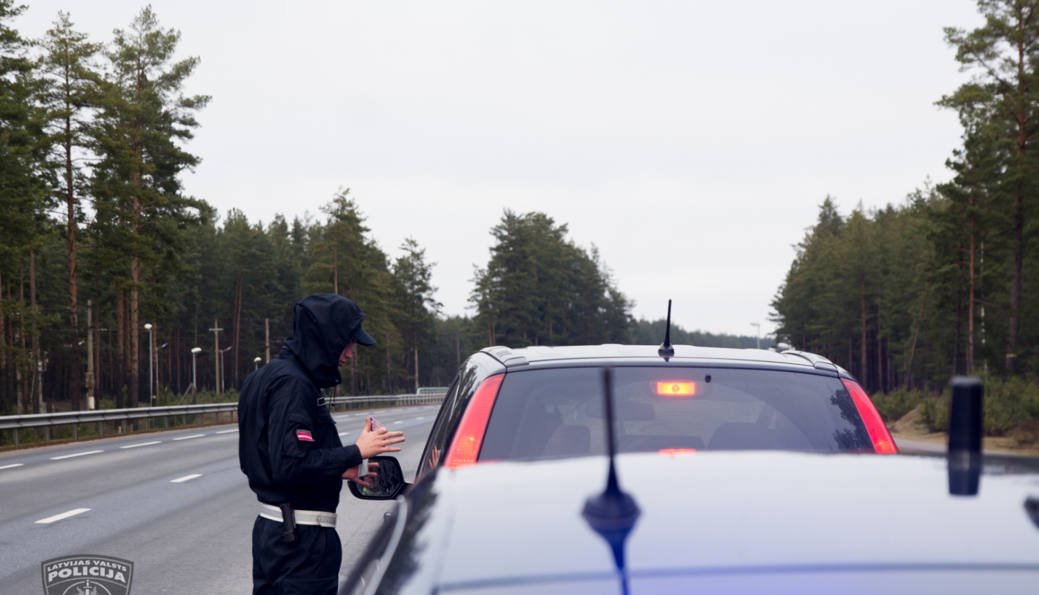 Policists uz ceļa apturējis automašīnu