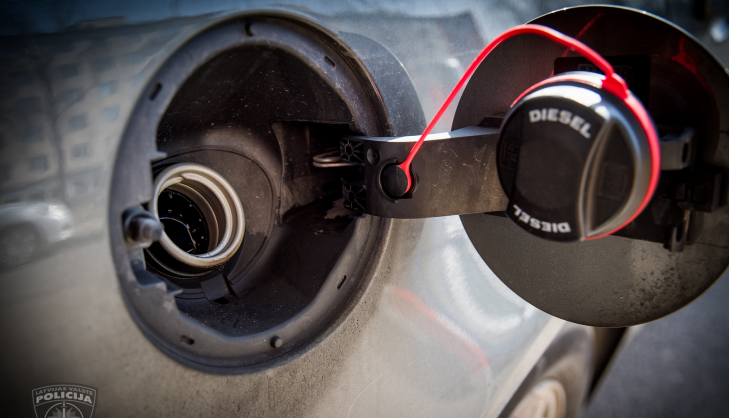 Atvērta automašīnas degvielas bāka