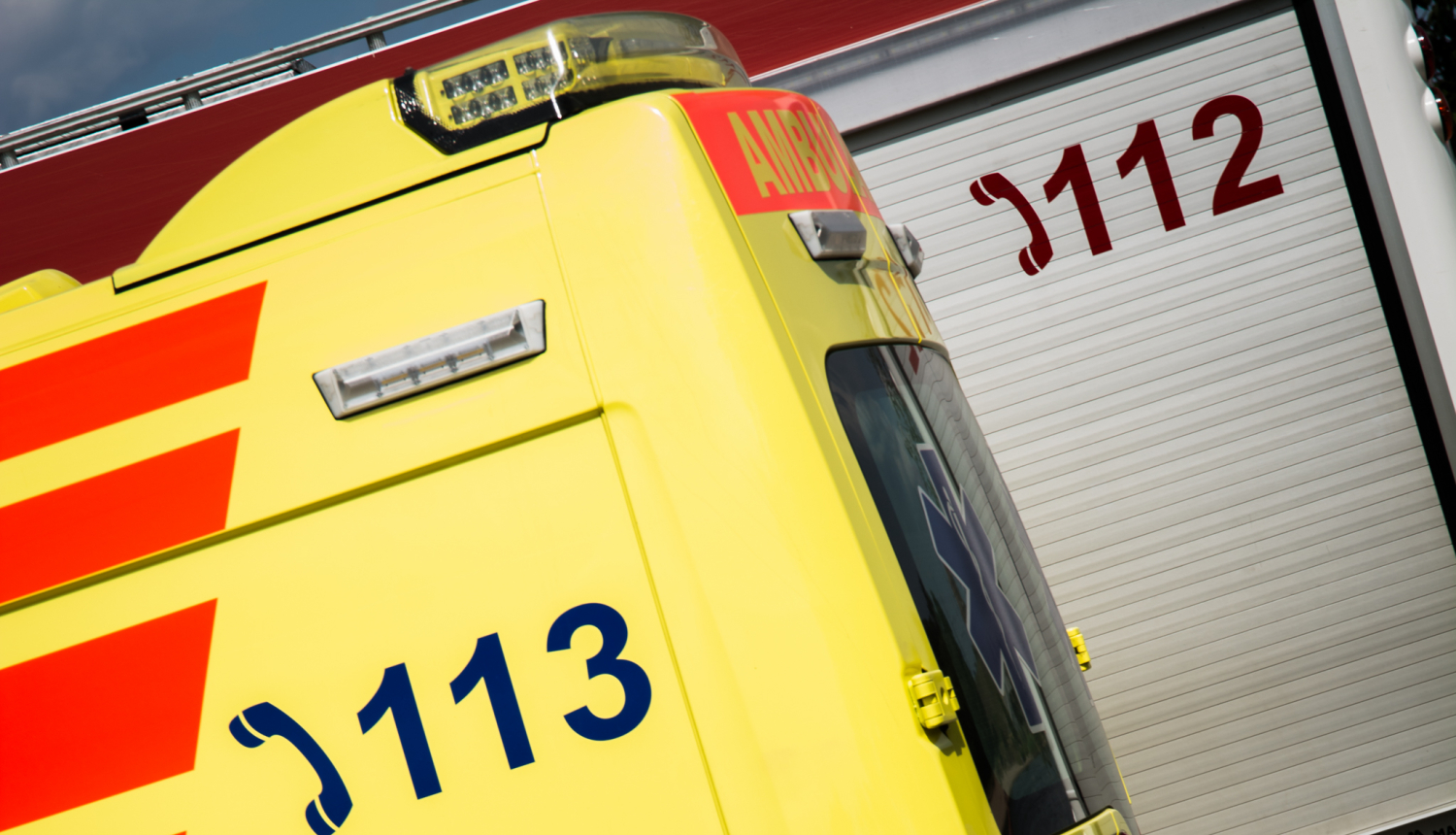 Ugunsdzēsēju, mediķu un policijas automašīnas ar tālruņu numuriem 112, 113, 110