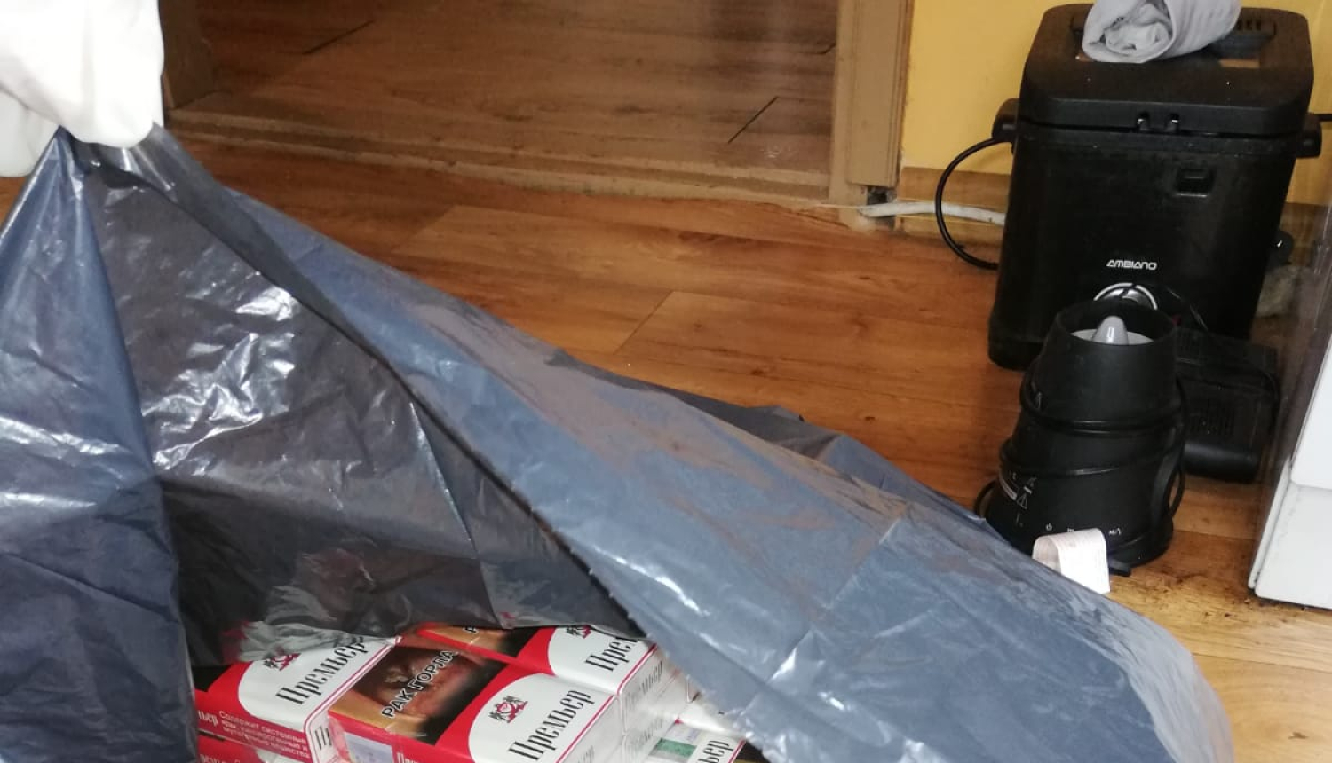 Melns maiss, kurā saliktas cigarešu paciņas