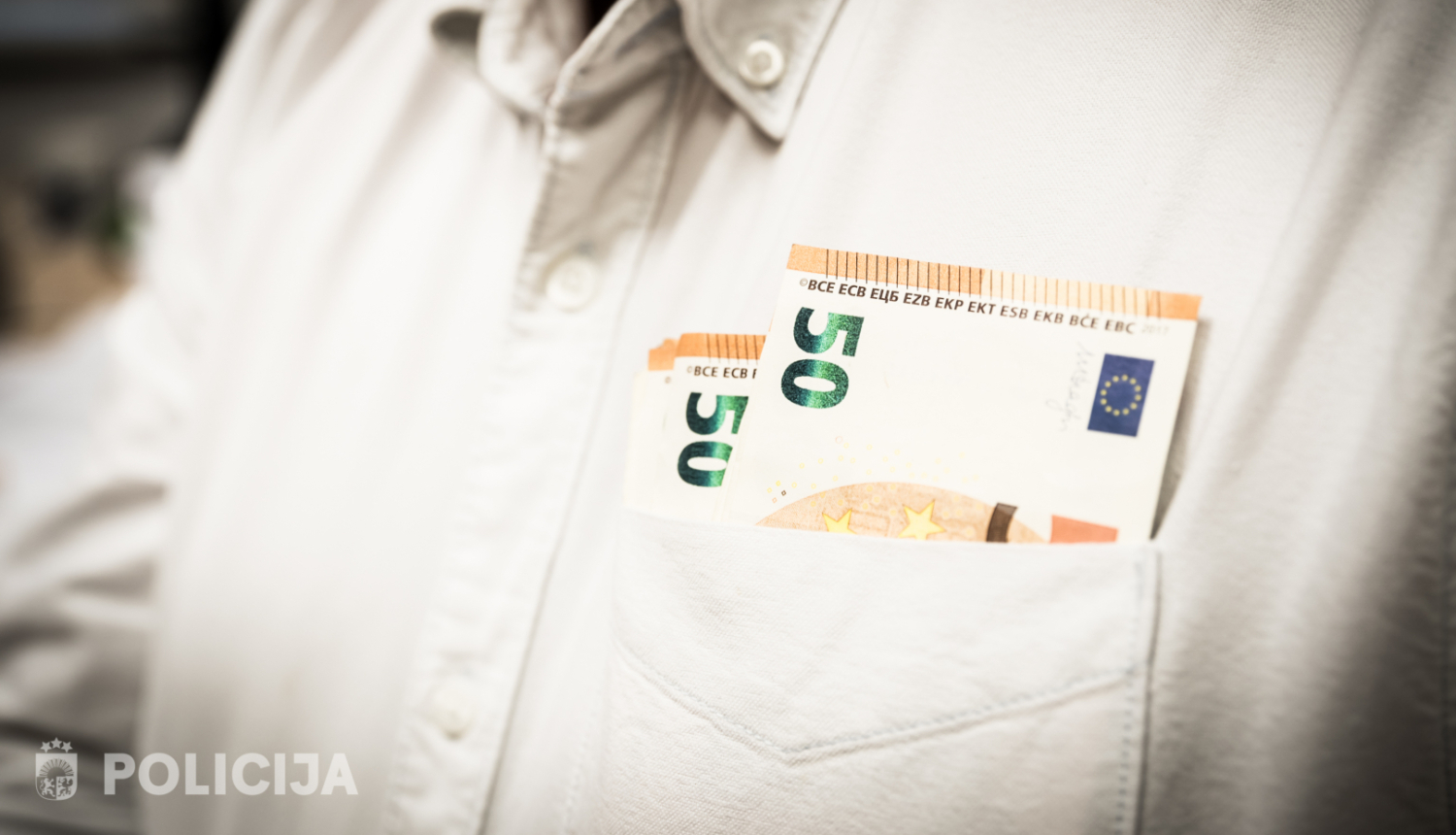 Skaidra nauda ielikta krekla kabatā