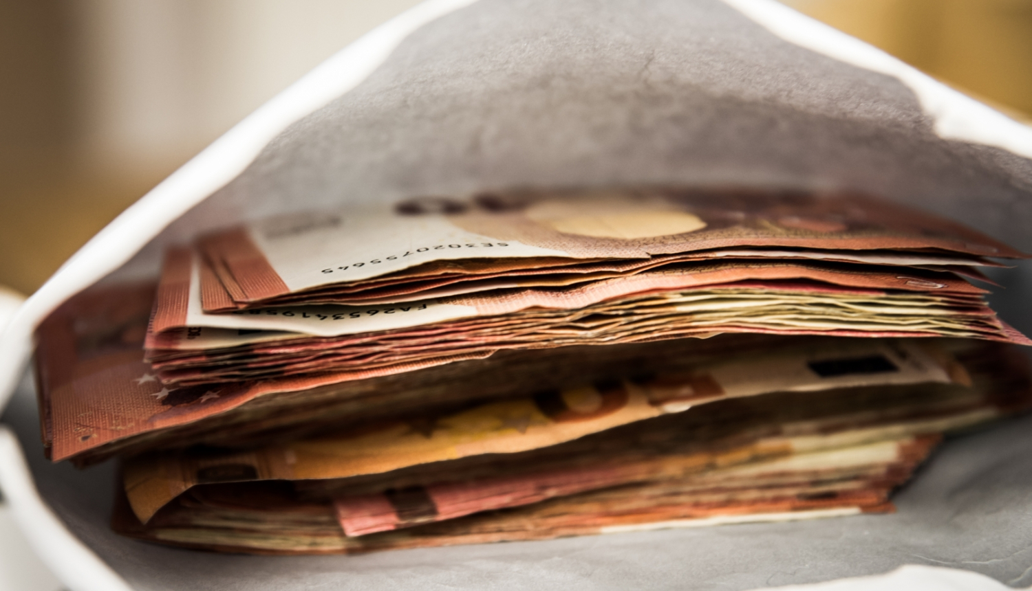 Banknotes ieliktas baltā aploksnē