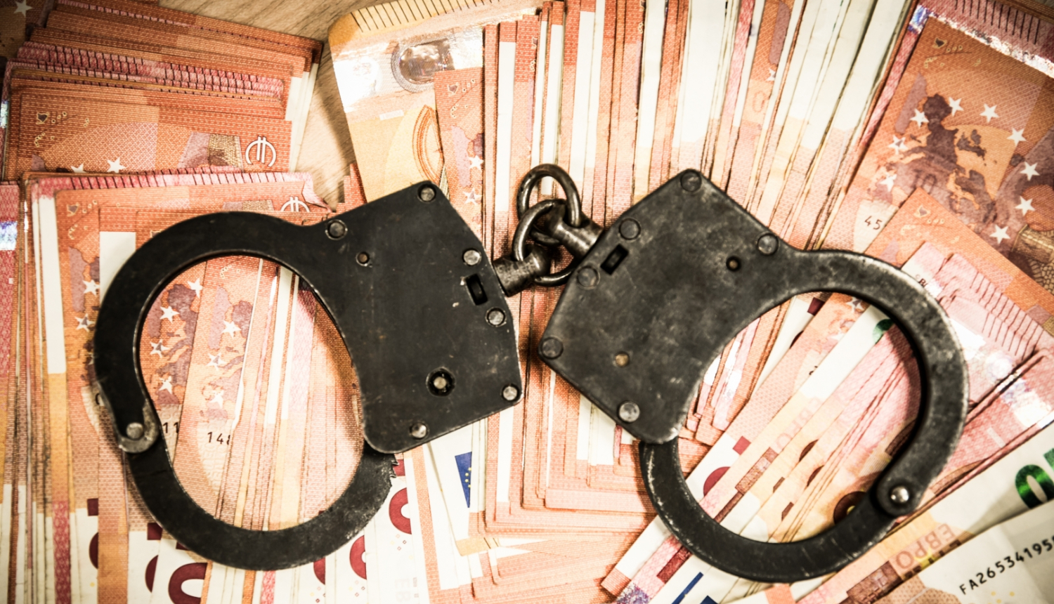 Rokudzelži, kas stāv uz naudas banknotēm