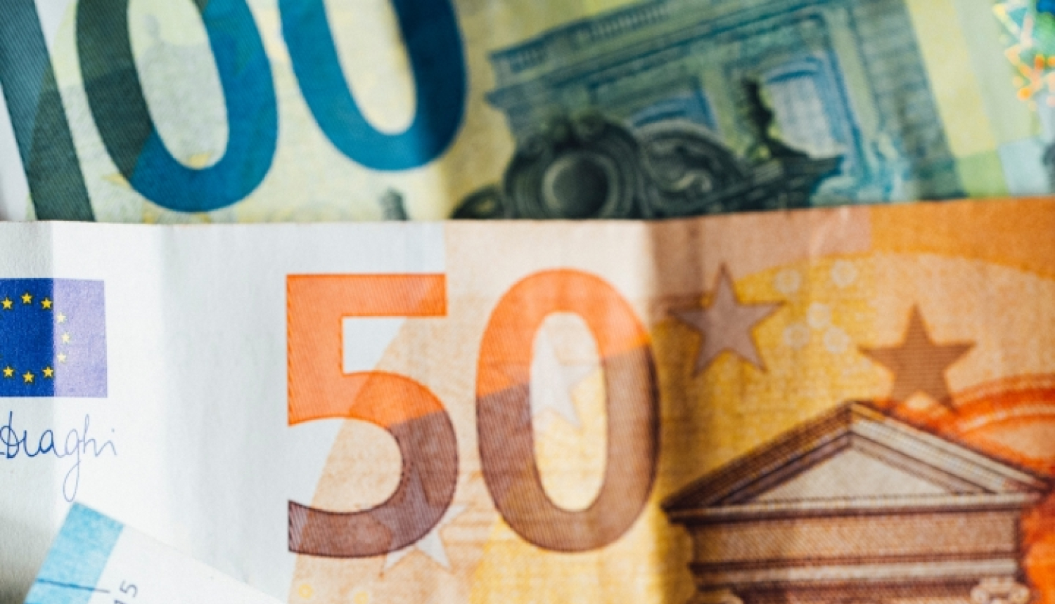 Daļēji aizsedzot citai citu, bet nominālvērtību atstājot redzamu, cita uz citas novietas 100, 50, 20 un 10 eiro banknotes