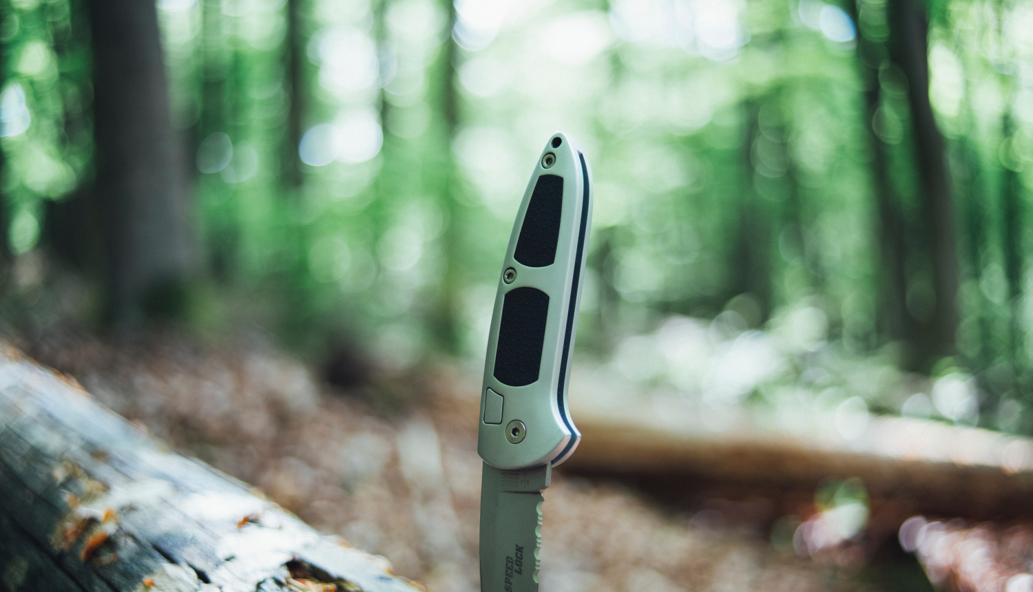 Mežā koka stumbrā iedurts nazis