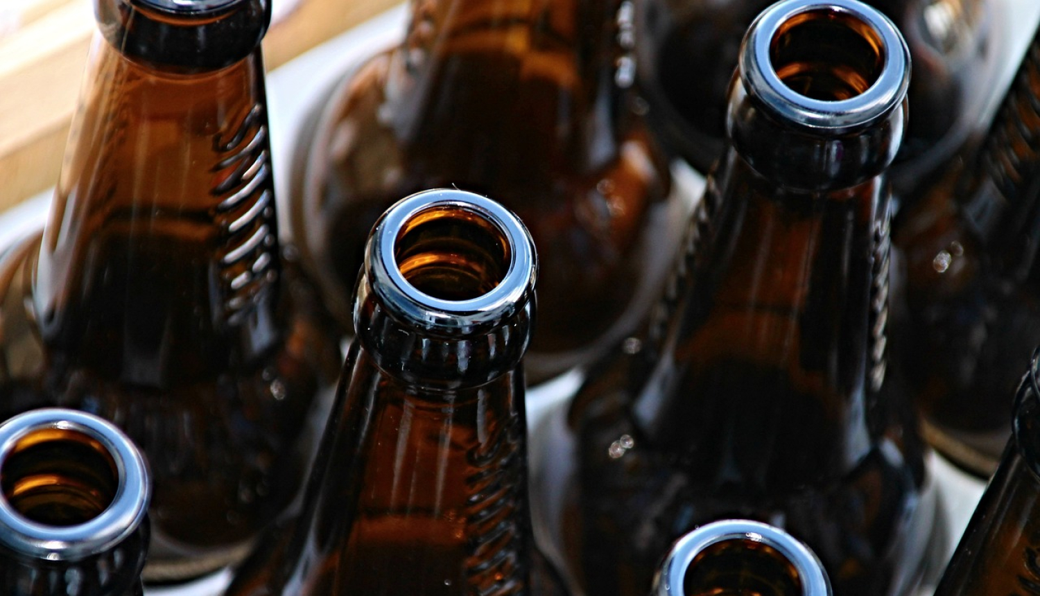 Brūnas stikla pudeles