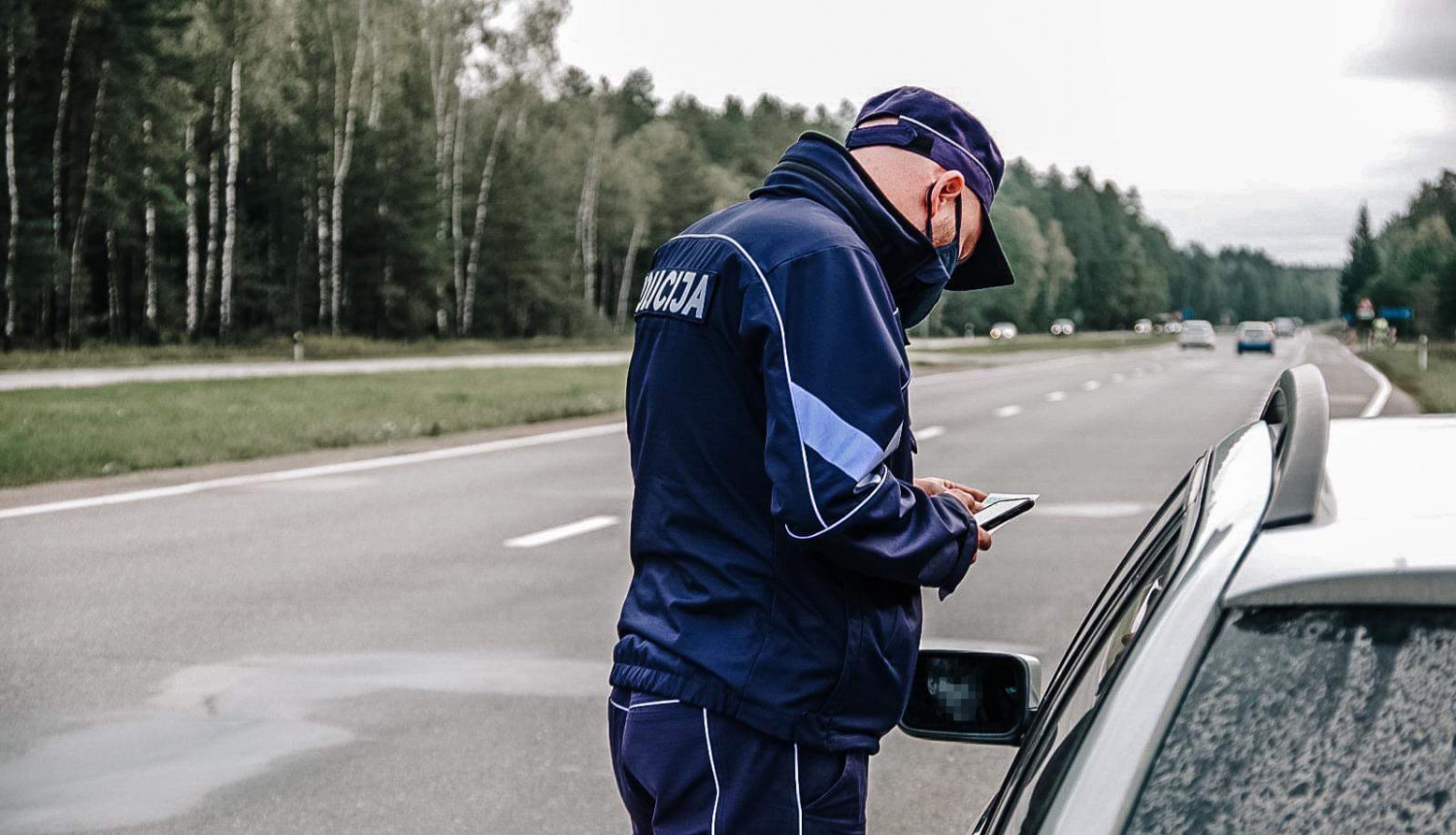 Valsts policijas darbinieks apturējis automašīnu