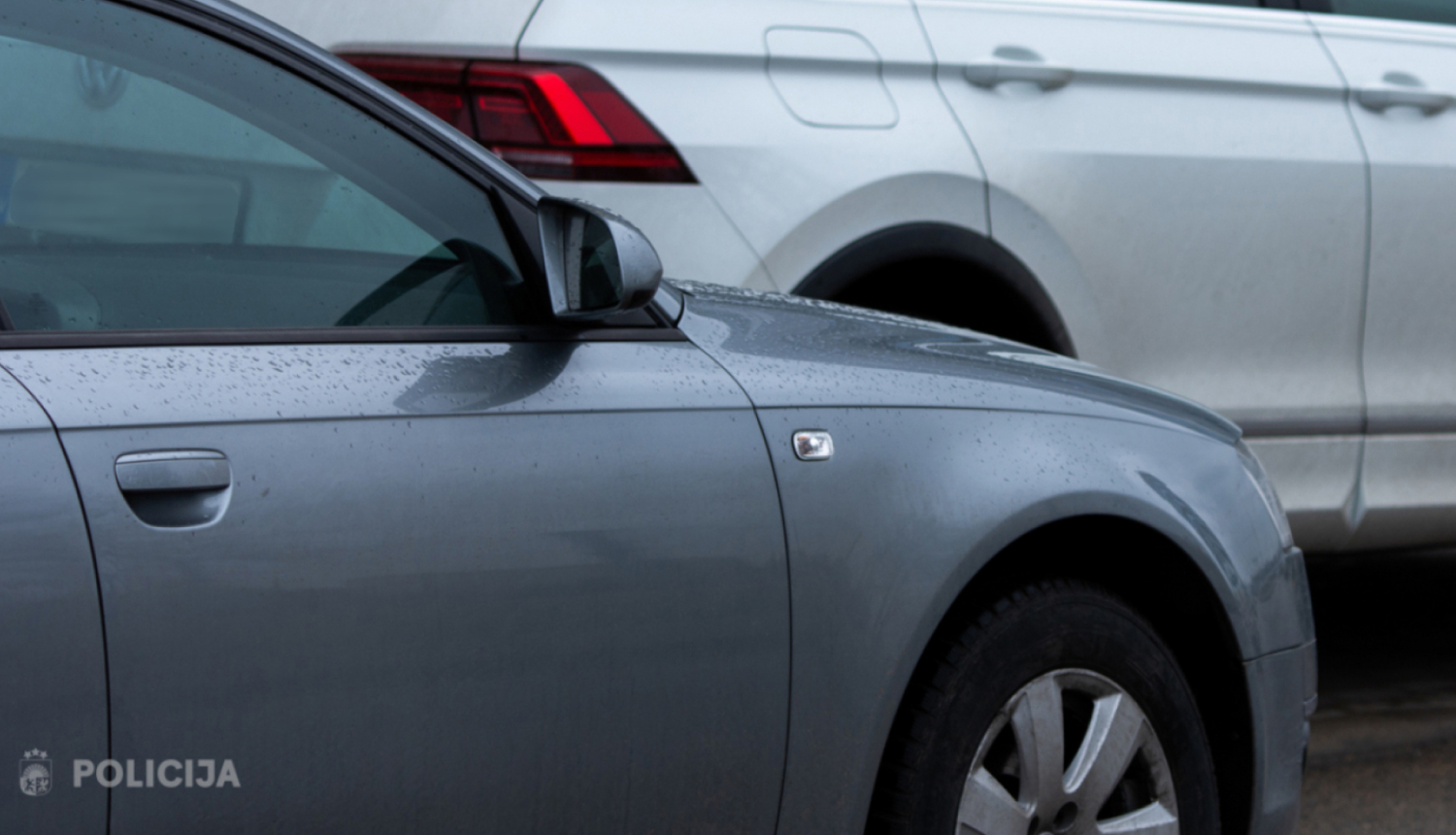 Pelēka vieglā automašīna priekšplānā un balts auto fonā